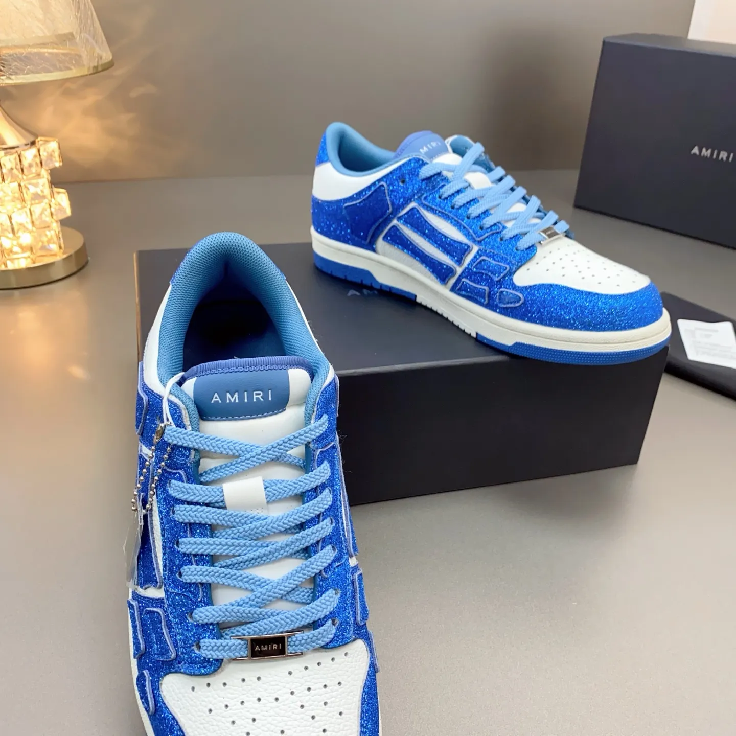 p580🐮🐮AMIRI Couple Style👑 The latest The Pacific Series Couple Style💀🦴Bone Stars Casual Sports Shoes Skateboard Shoes✔️ AMIRI's Pacific shoes are a sneaker that combines luxury and street style. Many celebrities and Internet celebrities have the same style. Its design and workmanship are very exquisite. Made of high-grade cow leather, soft to the touch and highly durable. 💎Fabrics: Original custom imported first-layer cowhide 💎Inner lining: Original customized breathable mesh 💎Foot: Original injection molded one-piece, comfortable, wear-resistant and not tiring for feet 💎Outsole: Original 1:1 molded three-color sole Original outsole 💎Sole thickness: 3CM 💎Size: Female 35-40 Male 39-46 💎Price; Top version 👑Special remarks Remark: (Female size 34 40 . Men's sizes 38 45 46 are customized and cannot be returned or exchanged. Please note when ordering! Thank you🤝🤝